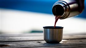 保溫杯不建議長期放入咖啡。（圖／canva）