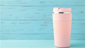 保溫杯是不少人日常生活中的必備用品之一。（圖／canva）