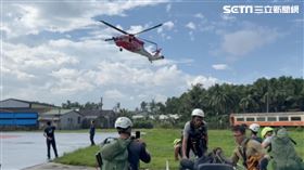 因此搜救隊給予物資後，搭乘直升機返航，白忙一場。（圖／翻攝畫面）