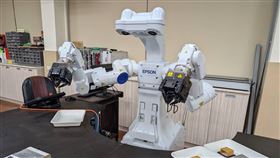EPSON最新的工業用機器人可在崑山科大讓學生操作