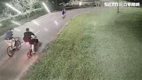 北市張男騎單車自撞河濱公園護欄後掉落水圳內重傷。（圖／翻攝畫面）