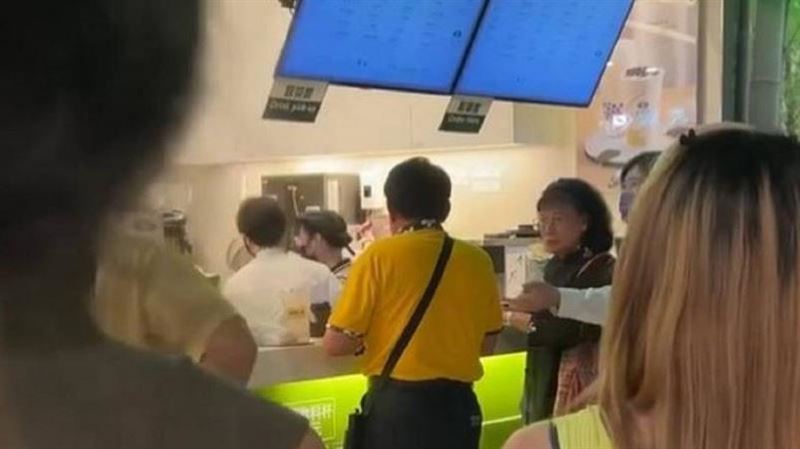開演前5分鐘買飲料！夫妻等太久罵哭店員
