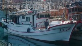 宜蘭籍「富申」延繩釣漁船昨天（28日）下午4時許在距離距蘇澳40浬、護漁界線外5浬處，遭日本海上保安廳公務船追逐、登檢，日方以「富申」在那國島12浬內捕撈為由，將船隻及船上8名人員扣押、逮捕，送往石垣島調查。