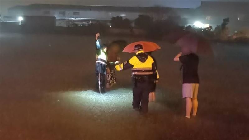 颱風天導航帶他慘栽積水田　警涉水救援