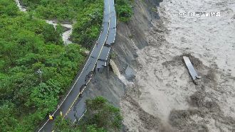豪雨重創高雄山區路　工務段加派機具搶通