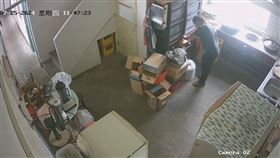 颱風天闖空門！賊爬窗闖老屋，搜刮財物，囂張(圖／翻攝畫面)