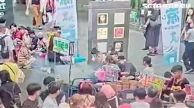 北市鄭姓女攤販與人發生爭吵，芭樂攤遭人丟擲鞭炮炸毀。（圖／翻攝畫面）