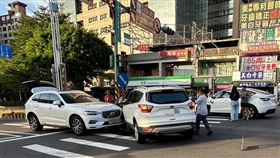 整起車禍甚至還波及對向無辜車輛。（圖／警方提供）