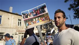 多名變裝皇后像是模仿「最後的晚餐」畫面，引發爭議。（圖／美聯社／達志影像）