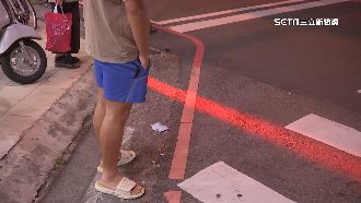 像人體刷條碼！台中新招搶路口低頭族目光