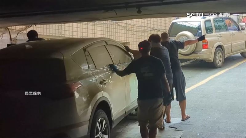 大樓地下室水全抽乾　汽車泡4天重見天日