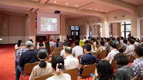 行政院23日以電影播映方式，於院內舉辦轉型正義教育訓練。（圖／行政院提供)