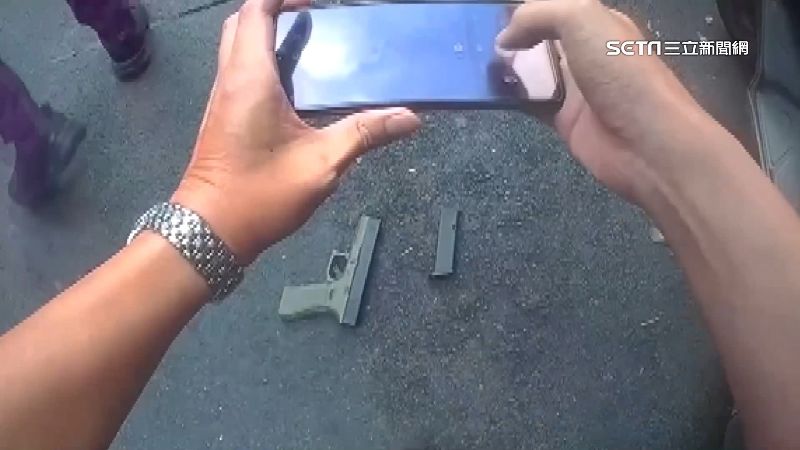 不滿鄰「漏水」害壁癌　男亮槍揮舞恐嚇