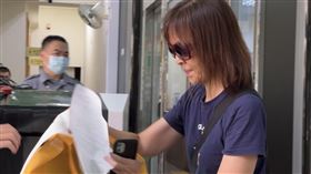 曹小均與藝人徐乃麟爭議不斷，今終於露出真面目，現身新北檢。（圖／翻攝畫面）