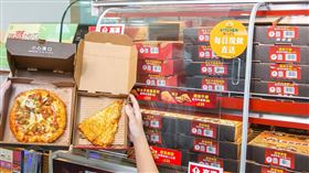 7-ELEVEN熱食品牌「開心食堂」與人氣速食品牌必勝客合作「必勝即享站」，首波於大台北地區10間門市每日指定時段限量販售每日新鮮直送的個人比薩和起司咔滋餅。（圖／品牌業者提供）