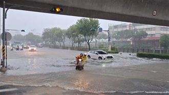 雨彈轟炸屏東市區淹水　機車涉水過慘熄火