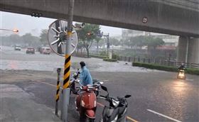 屏東，豪大雨，低窪地區淹水，機車熄火，(圖／翻攝畫面)
