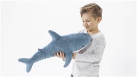 2023年玩偶熱銷榜第一名是BLÅHAJ小鯊魚。（圖／品牌業者提供）