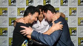 《死侍與金鋼狼》劇組出席聖地牙哥動漫展造勢，導演薛恩李維 (左起) 、萊恩雷諾斯、休傑克曼相擁。（圖／漫威影業提供）