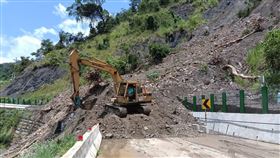 高雄133線4k處邊坡崩塌封路  工務局搶修高雄六龜區寶來里133線4k處受颱風凱米影響，25日發生上邊坡土石滑落道路阻斷，工務局封路，目前持續搶修中。（高市工務局提供）中央社記者洪學廣傳真  113年7月29日
