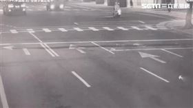 北市張男吸食麻醉菸彈後，開車行經承德路一段時自撞分隔島後翻覆。（圖／翻攝畫面）