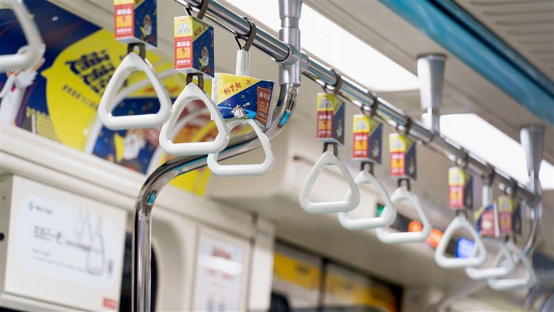 台北捷運新奇手拉環　聽見科學麵的聲音！