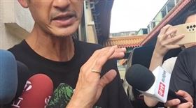 唐治平露出母親婚戒。（圖／記者莊淇鈞攝影）