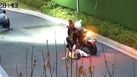 ▲大陸一名女子誤把重機輪胎當坐墊，屁股被磨爆。（圖／翻攝自微博）