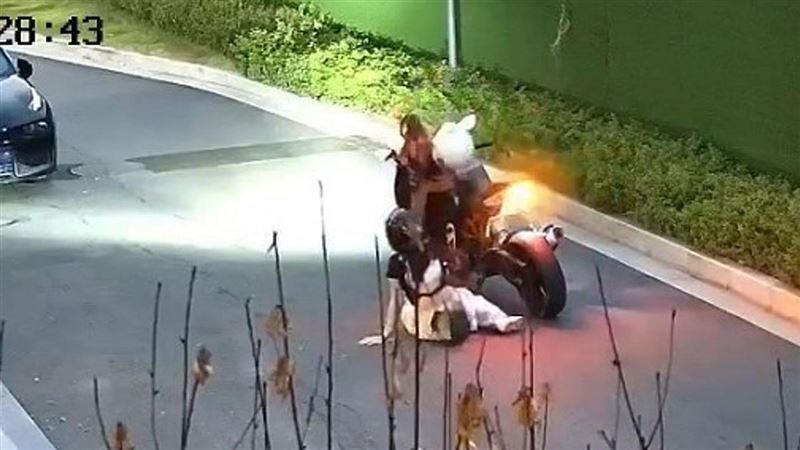 重機坐錯位！妹子遭輪胎磨爆　驚悚畫面曝