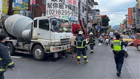 ▲新北市五股發生一起車禍，女騎士被水泥車撞倒後捲入車底，消防人員全力搶救。（圖／翻攝畫面）