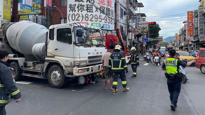 新北五股水泥車撞機車！女騎士捲車底