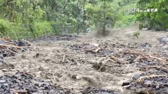 自來水人員搶修遇土石流　棄車逃生險遭埋