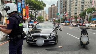 新／新北騎士為閃賓士　竟險遭公車碾斃