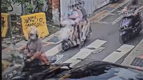 ▲台北市大同區一女騎士騎到路口，剛在路口中央停下，就被賓士車直直撞上。（圖／翻攝畫面）
