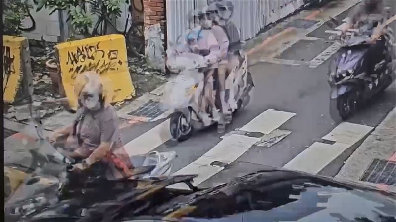 女騎士突停路口正中央！遭賓士撞飛畫面曝