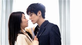 魏哲鳴（左）與徐若晗上演許多親密戲。（圖／愛爾達電視提供）