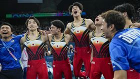 日本體操男團在絕對落後的情況下完成不可思議的奇蹟大逆轉，擊敗中國拿下金牌。（圖／美聯社／達志影像）