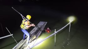 ▲台南市麻豆區65歲吳姓老翁，昨晚不慎摔落魚塭溺斃。（示意圖／翻攝畫面）