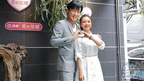 吳婉君（右）和傅子純（左）朝夕相處、 拍了整年的8點檔，已建立默契。