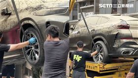 ▲稍早價值百萬的BMW X6名車出土了。（圖／記者簡榮良攝影）