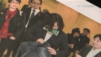 辣台妹寫真輯！蔡英文嘴咬護照經典照再現