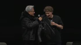 輝達執行長黃仁勳和Meta執行長祖克柏（Mark Zuckerberg）29日在電腦繪圖大會SIGGRAPH 2024首度公開對談，結束時祖克柏致贈黃仁勳一件皮衣外套，黃仁勳則脫下太太買的皮衣送給祖克柏，掀全場高潮。（圖／翻攝自輝達官方YouTube頻道）