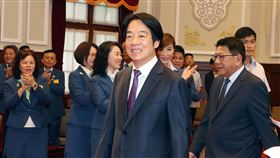 賴總統接見全國十大傑出農業專家（3）總統賴清德（前中）29日在總統府接見國際同濟會台灣總會理監事首席及全國十大傑出農業專家，進場時獲熱烈歡迎。中央社記者郭日曉攝  113年7月29日