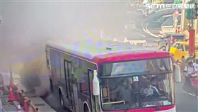 北市中興巴士公車行經中正橋上橋處時冒出大量濃煙。（圖／翻攝畫面）