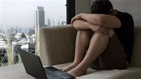 邊緣人更容易「色情成癮」？ 澳研究稱：A片看太多恐影響社交、增加孤獨感