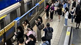 花蓮地震全台有感  北捷全線停駛（1）中央氣象署表示，3日上午7時58分花蓮縣政府南南東方25.0公里（位於台灣東部海域）發生有感地震，全台有感，台北捷運全線停駛。中央社記者鄭傑文攝  113年4月3日