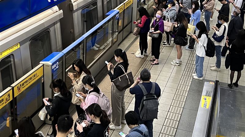老外捷運問「親吻玩香腸嗎」　女一句解決