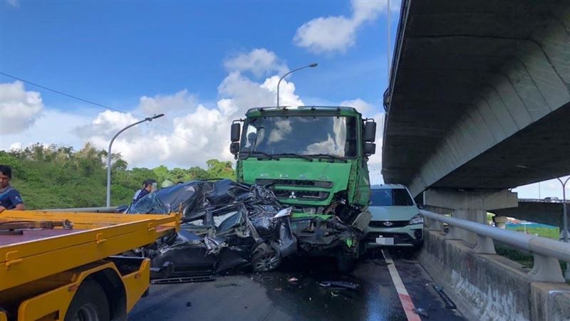 台88交流道恐怖車禍！7車追撞1車被夾爛