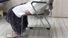 長期坐姿不良可能造成腰椎滑脫及椎間盤突出。（圖／高雄中正脊椎骨科提供）