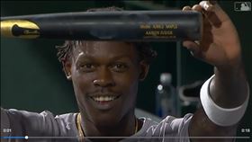 ▲洋基新同學齊森姆（Jazz Chisholm Jr.）用賈吉（Aaron Judge）的球棒開轟。（圖／翻攝自MLB官網）